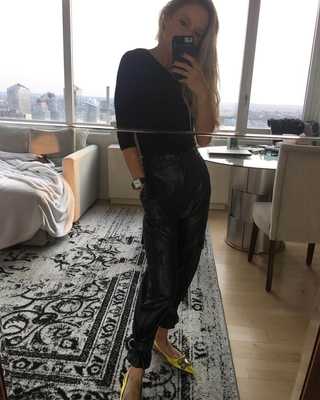 のインスタグラム：「Saturday style perfected in one of our most favorite faux leather styles. Photo by @lavieestmusique ✨ ⁠ #BAILEY44 #B44STYLE #FALLESSENTIALS #FALLCOLLECTION #AFALLRESET #LINKINBIO #TAPTOSHOP」