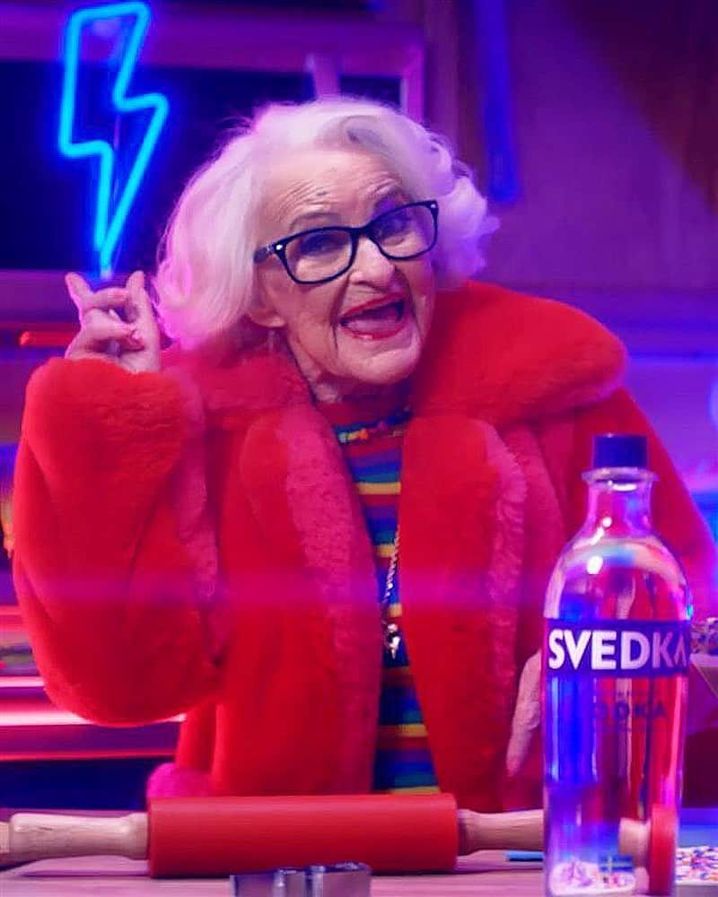 ファンキーグランマのインスタグラム：「Think you can out rap the OG Original Grandma? Prove it & Drop your best holiday rhymes in the comments 🍪😜 I’ll sip my @svedkavodka and wait... #bakingwithSVEDKA #bringyourownspirit #SVEDKAPartner #For21+」