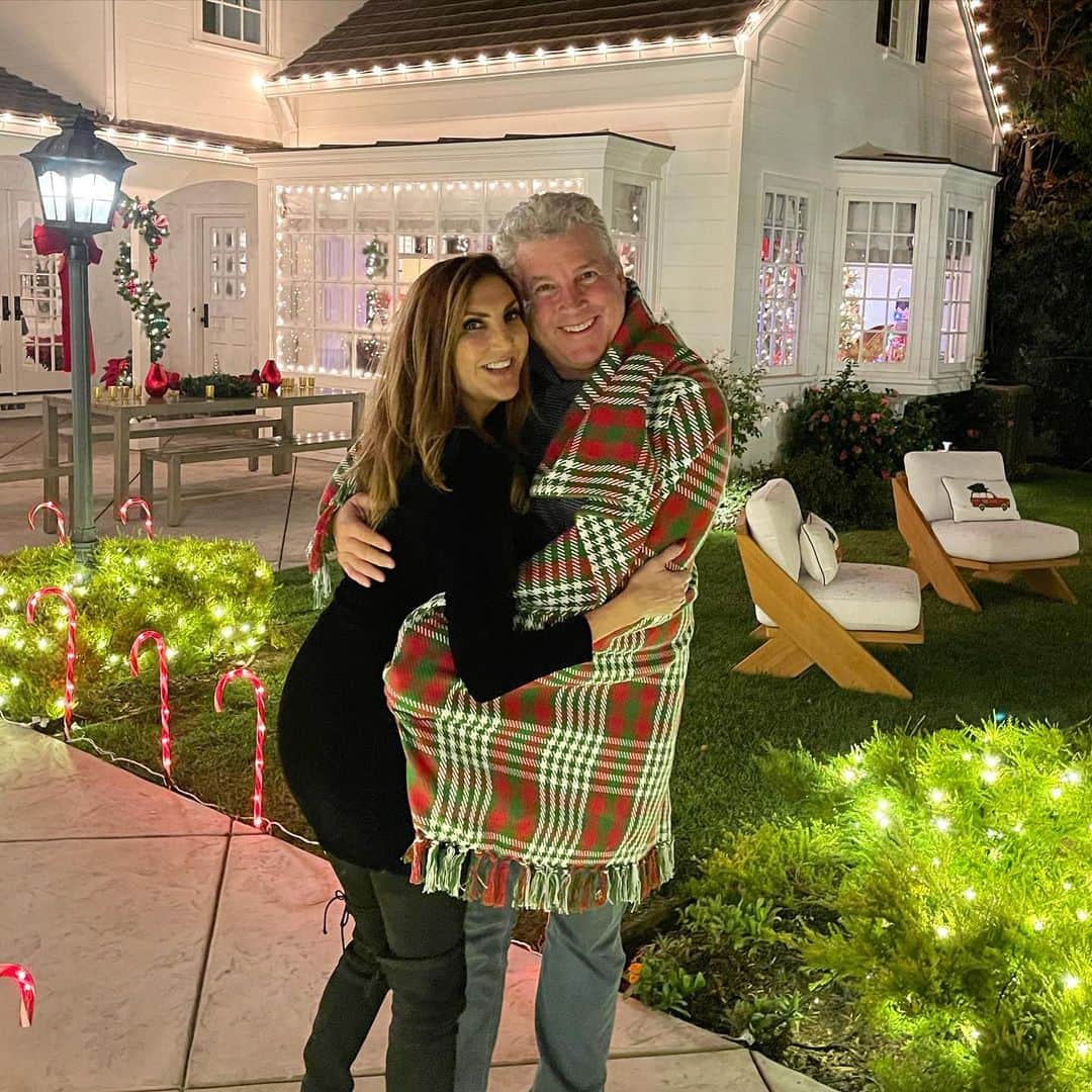 ヘザー・マクドナルドのインスタグラム：「When the only person you can legally hug in a photo is your husband, it may actually help your 20 year marriage. #thanks2020 #peather4ever #juicyscoop #couplegoals #holidaydecor #holiday」