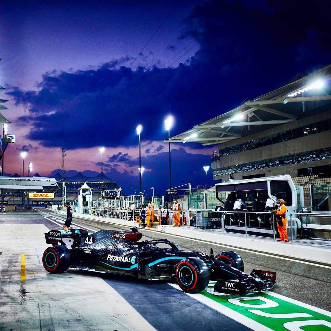 MERCEDES AMG PETRONASさんのインスタグラム写真 - (MERCEDES AMG PETRONASInstagram)「One last ride ✨ You know we’ll be going flat out tomorrow to try and finish the year on a high! 👊 You with us, #BestFans?! 🙌」12月13日 5時39分 - mercedesamgf1