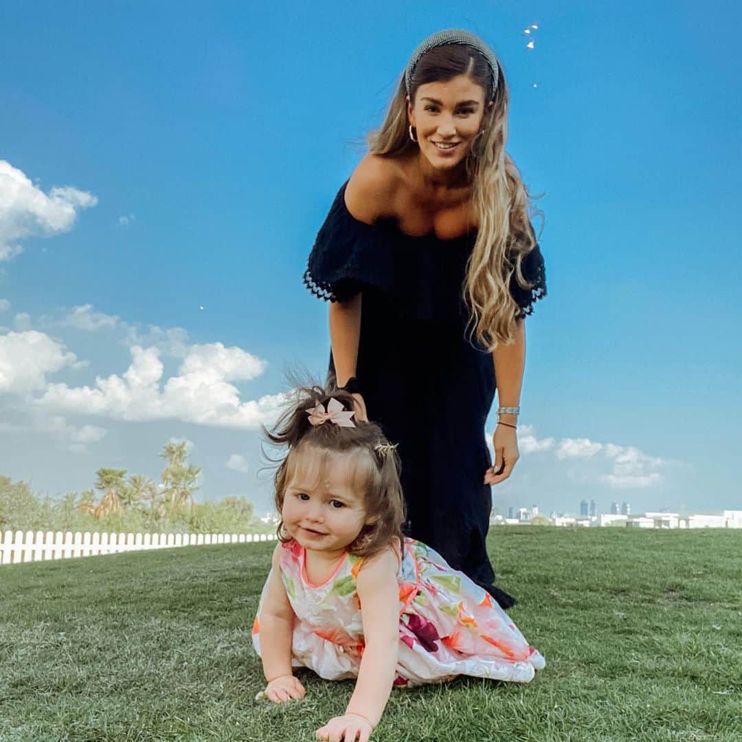 エイミー・ウィラートンのインスタグラム：「I highly respect #instamums for their photography skills and lack of dribble / food and general carnage ... I genuinely can’t keep this girl still for more than a few seconds (unless of course  #moana shows up 🌊)」