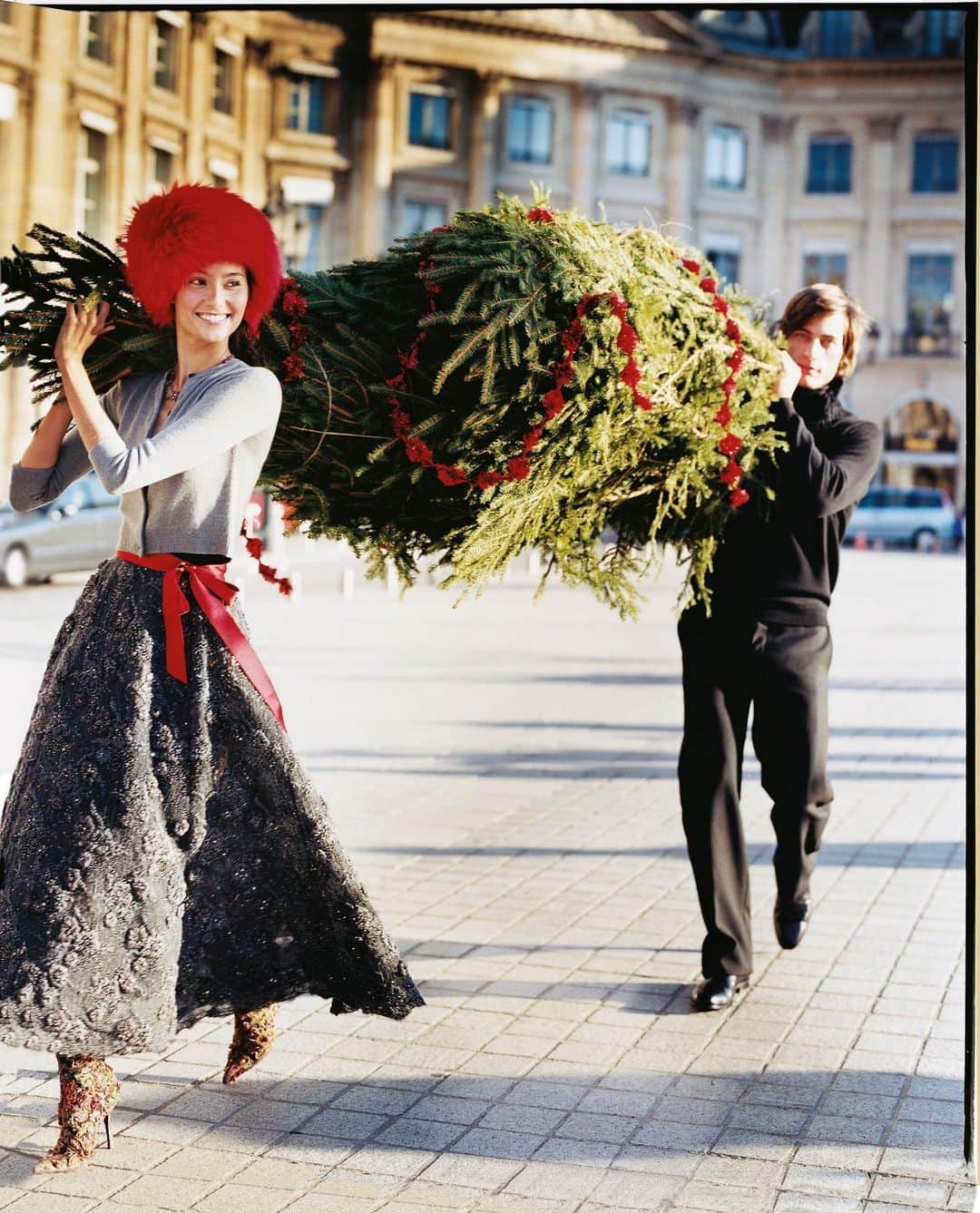 オリヴィア・パレルモのインスタグラム：「Tree trimming outfit inspo!🎄 It’s the 12th Day of OP and time to put up that Christmas Tree so all of the fabulous gifts we highlighted can sit beautifully underneath (link in bio if you missed any)🎁 Who else is trimming their tree today?!」