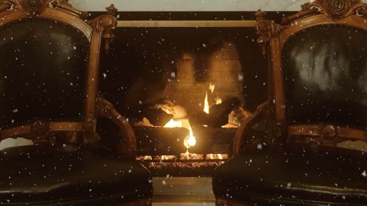マックルモアーのインスタグラム：「Sloane and Coco Christmas Confessions...   What answer resonates the most?  🎥: @jmdmcreative #christmas #kids #santa #homealone #thegrinch #fire #interview」