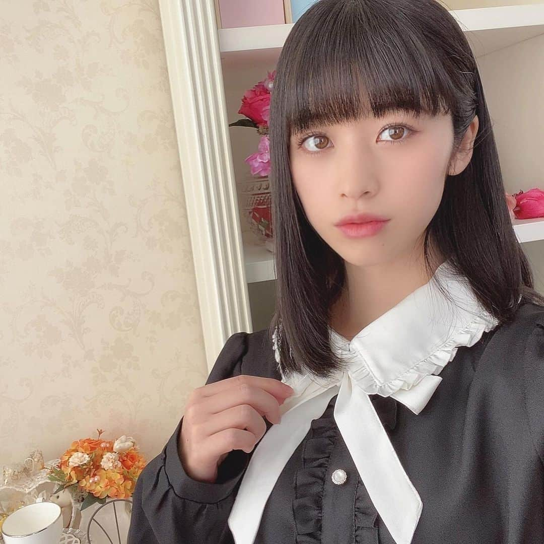 仙石みなみのインスタグラム：「. 🧸🕯 グッズ撮影の時のぱっつんぎみ♡  goodssalescom.com . #怪談 #百物語 #net #drama #goods #photography」