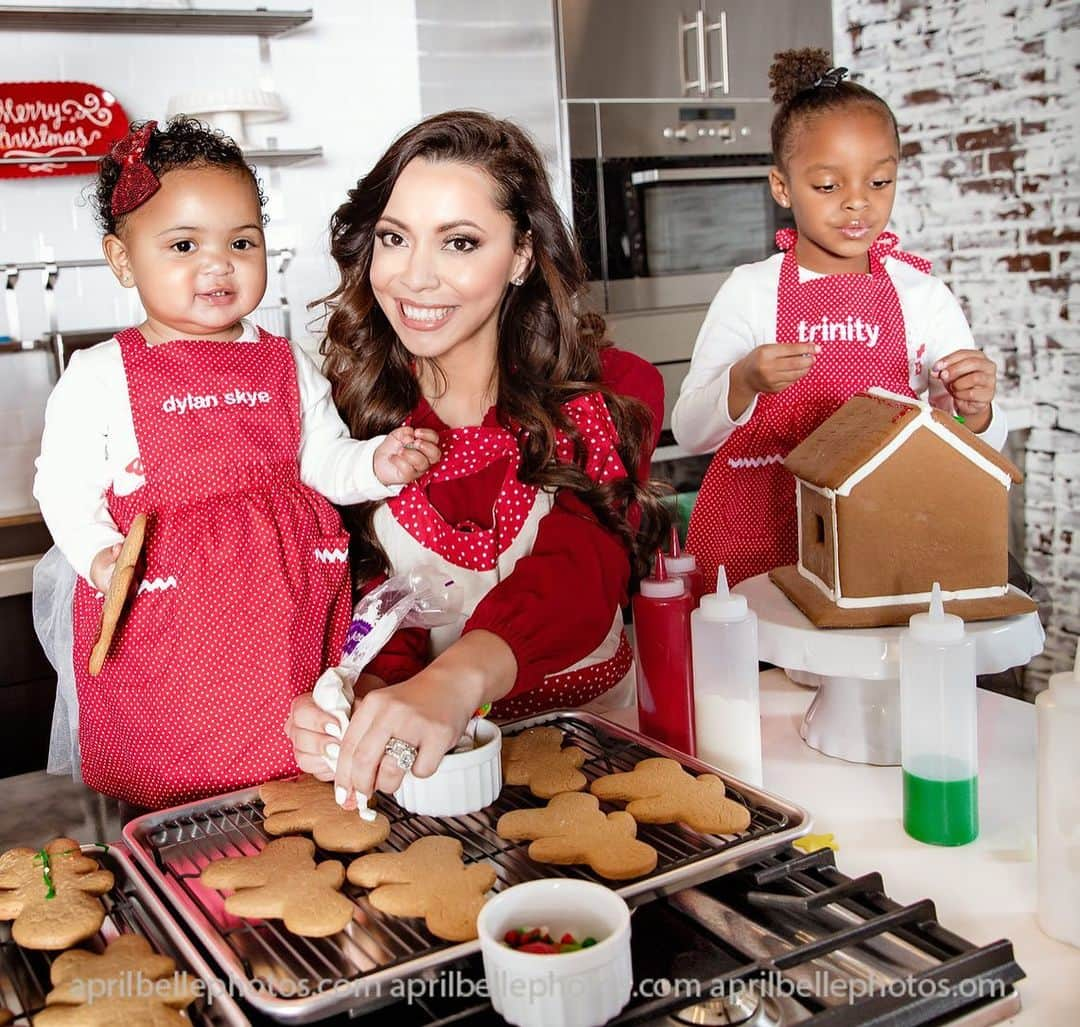 クリス・ボッシュさんのインスタグラム写真 - (クリス・ボッシュInstagram)「I guess you could say I have been preparing for Sugar Rush Christmas for years 😂. But I’ve always loved my time in the kitchen, especially when it’s with my family. This is is one of those traditions that @mrsadriennebosh and I always try to uphold because of how many great memories it has for our family. Yes this holiday season may look different, but it’s the same traditions that keep me going year after year💪🏿 #BoshHoliday #BoshFamily」12月13日 5時53分 - chrisbosh