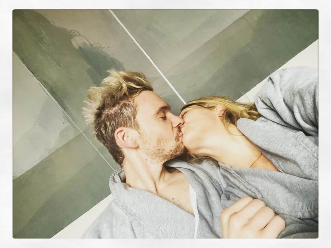 のインスタグラム：「Surprise staycation with him🤍」