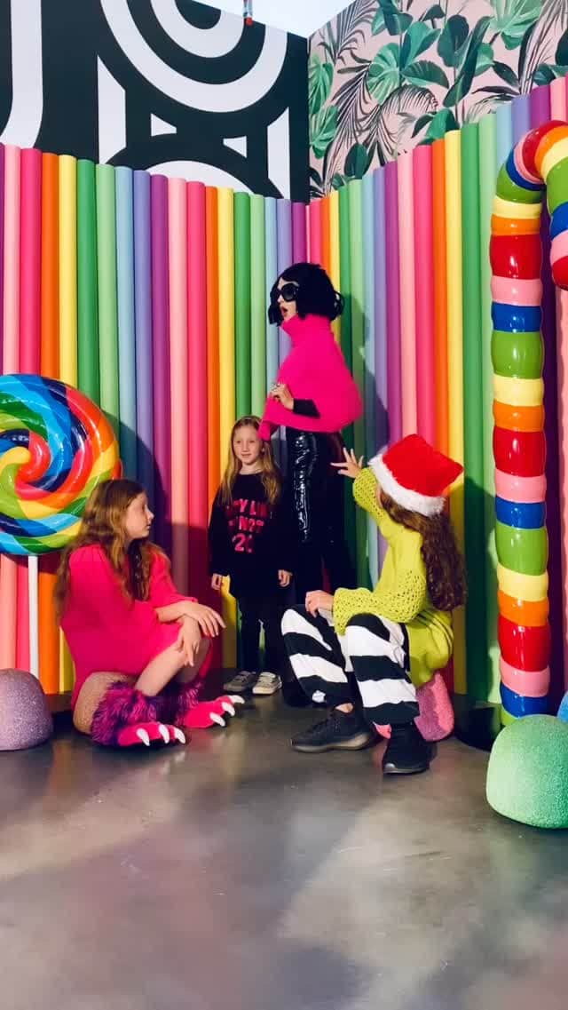アリス+オリビアのインスタグラム：「Nothing quite like a family photo shoot😂」