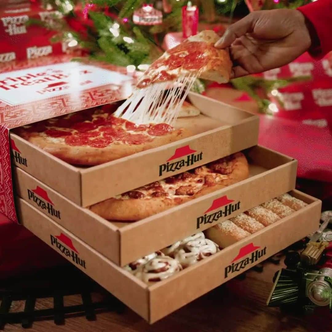 Pizza Hutのインスタグラム：「Pulling off last-minute holiday shopping calls for a Triple Treat Box® cheese pullllllll.」