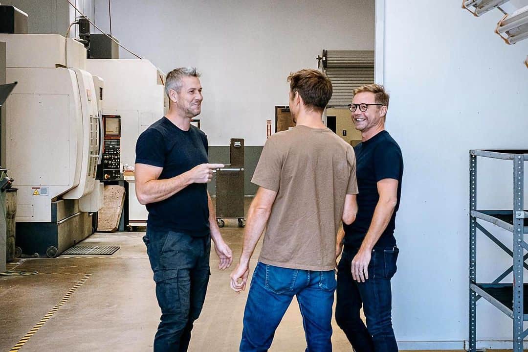 ジェンソン・バトンのインスタグラム：「No @ant_anstead I won’t pull your finger! Good couple of days of filming for @radfordmotors. Exciting times ahead. #radfordreturns」