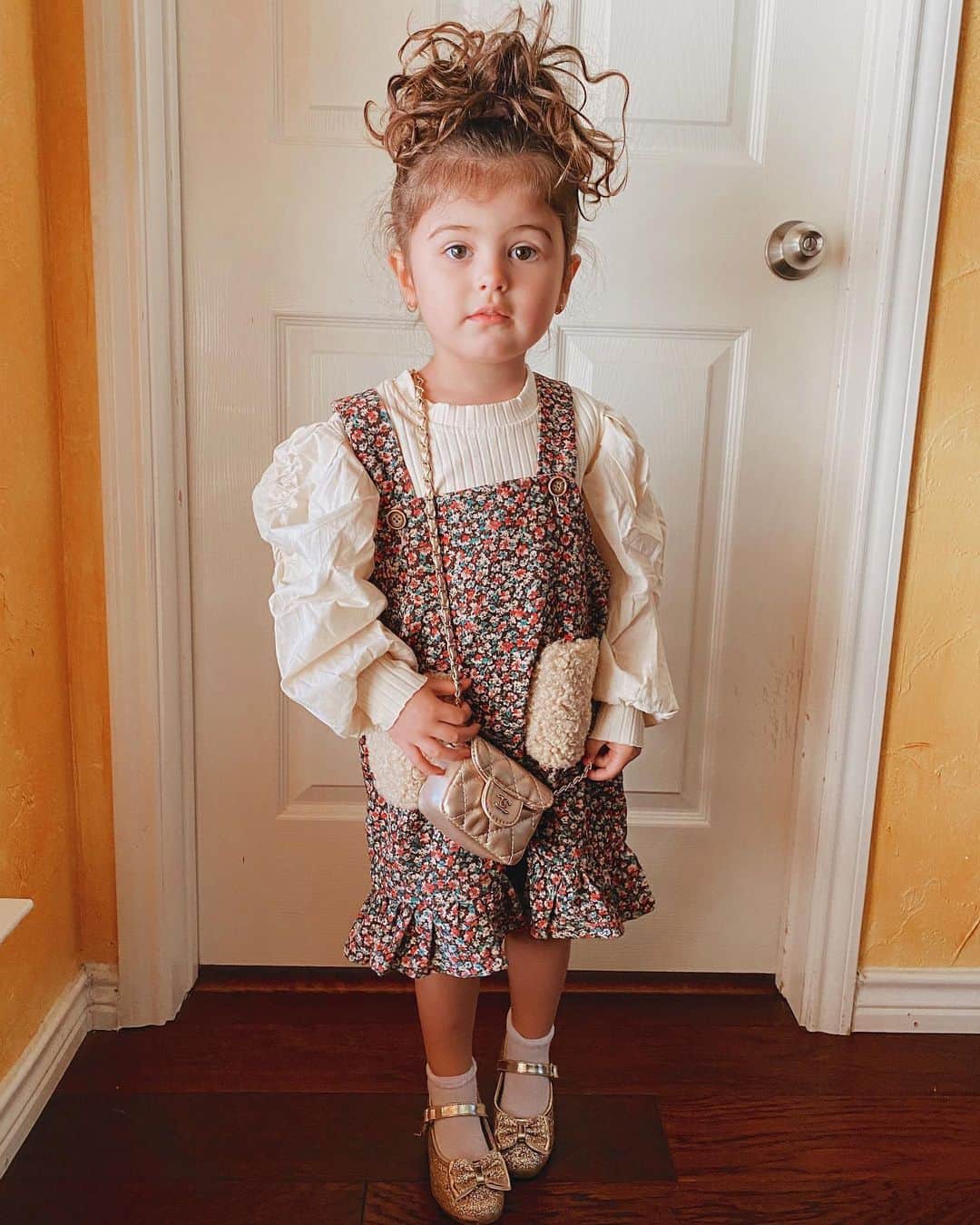 Sazan Hendrixさんのインスタグラム写真 - (Sazan HendrixInstagram)「Look at little miss somethin’ else today 💖 Her entire outfit was gifted by @loolous_ (owned and operated by two kurdish women 👏🏼) We love supporting small businesses, esp now more than ever, so check them out fam! 💛 #shopsmall #socute #teenychic #thehairtho」12月13日 6時14分 - sazan