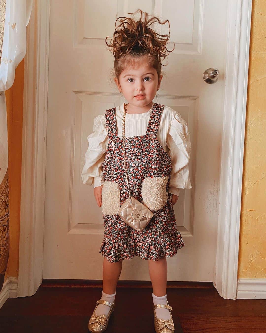 Sazan Hendrixさんのインスタグラム写真 - (Sazan HendrixInstagram)「Look at little miss somethin’ else today 💖 Her entire outfit was gifted by @loolous_ (owned and operated by two kurdish women 👏🏼) We love supporting small businesses, esp now more than ever, so check them out fam! 💛 #shopsmall #socute #teenychic #thehairtho」12月13日 6時14分 - sazan