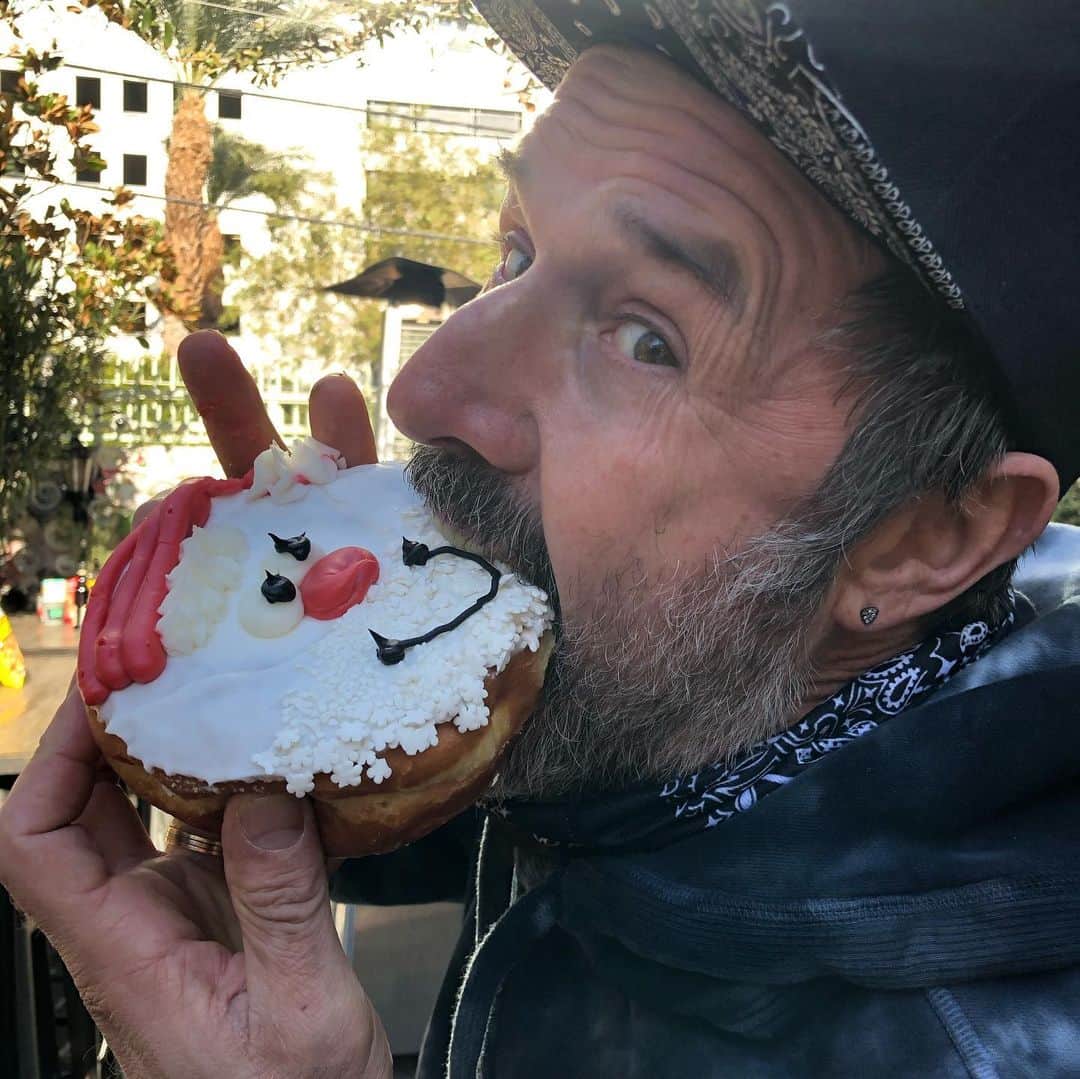 デヴィッド・アークエットさんのインスタグラム写真 - (デヴィッド・アークエットInstagram)「Celebrating #tonyhsieh with a @donutbarlv #santa #donut ❤️ I love you Tony - “Donut try to stop me. I’m gonna kill Santa” Hope you like the #pun Toe Knee」12月13日 6時15分 - davidarquette