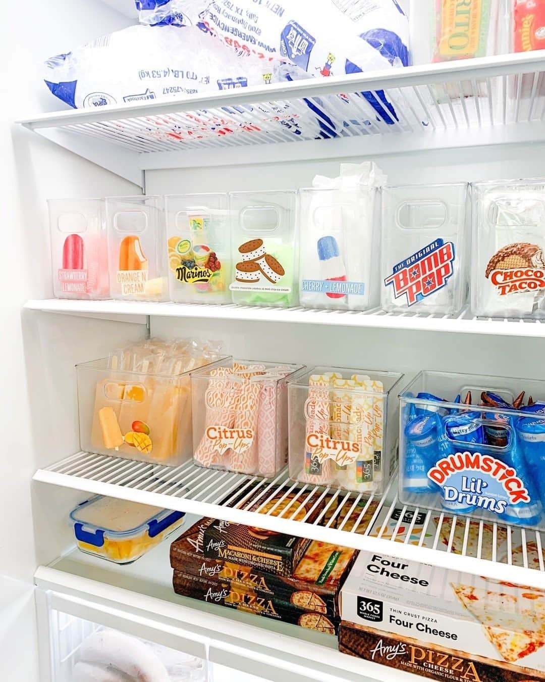 近藤麻理恵のインスタグラム：「What a tidy freezer! The only thing missing is mochi. 😉 To learn more about one of my favorite treats, visit the link in my profile. Photo by @dallashighlandparkneat.」
