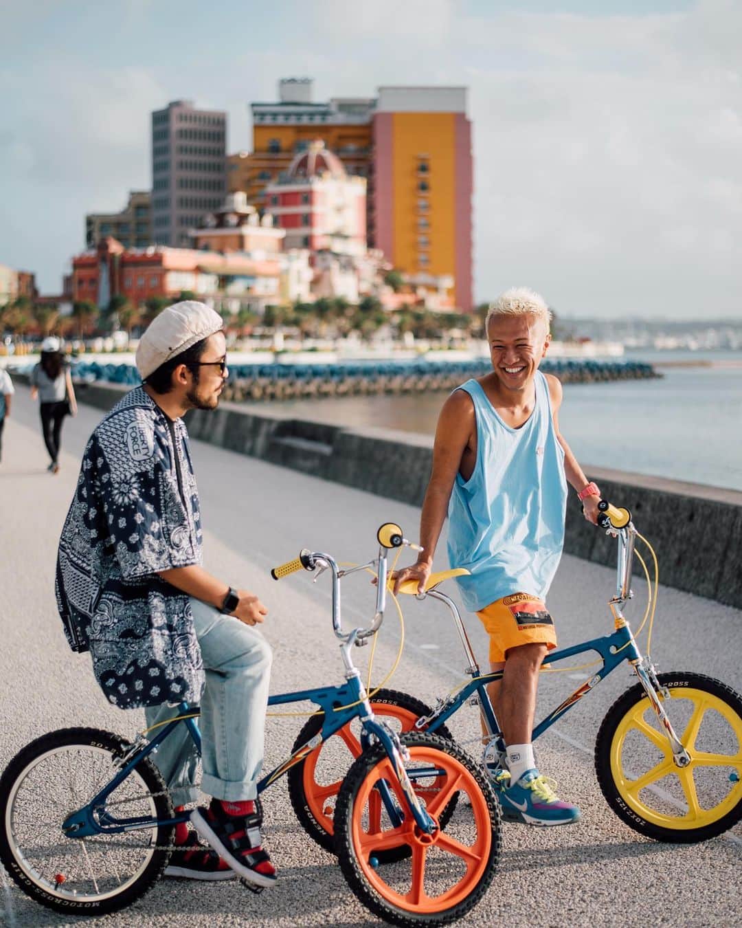 照屋 健太郎さんのインスタグラム写真 - (照屋 健太郎Instagram)「最近は時間ができたら、北谷に行って自転車に乗ってます。 気分転換、めっちゃ気持ちのいい時間🏝🚲 沖縄最高だな〜😊  📸 @im_nonchan  #沖縄 #北谷 #アメリカンビレッジ #自転車 #BMX #LIBERTYFORCE #mongoose #oldbmx #oldschoolbmx #bmxlife #cactusjack #okinawa #🚲」12月13日 6時26分 - libertyforce_teruya