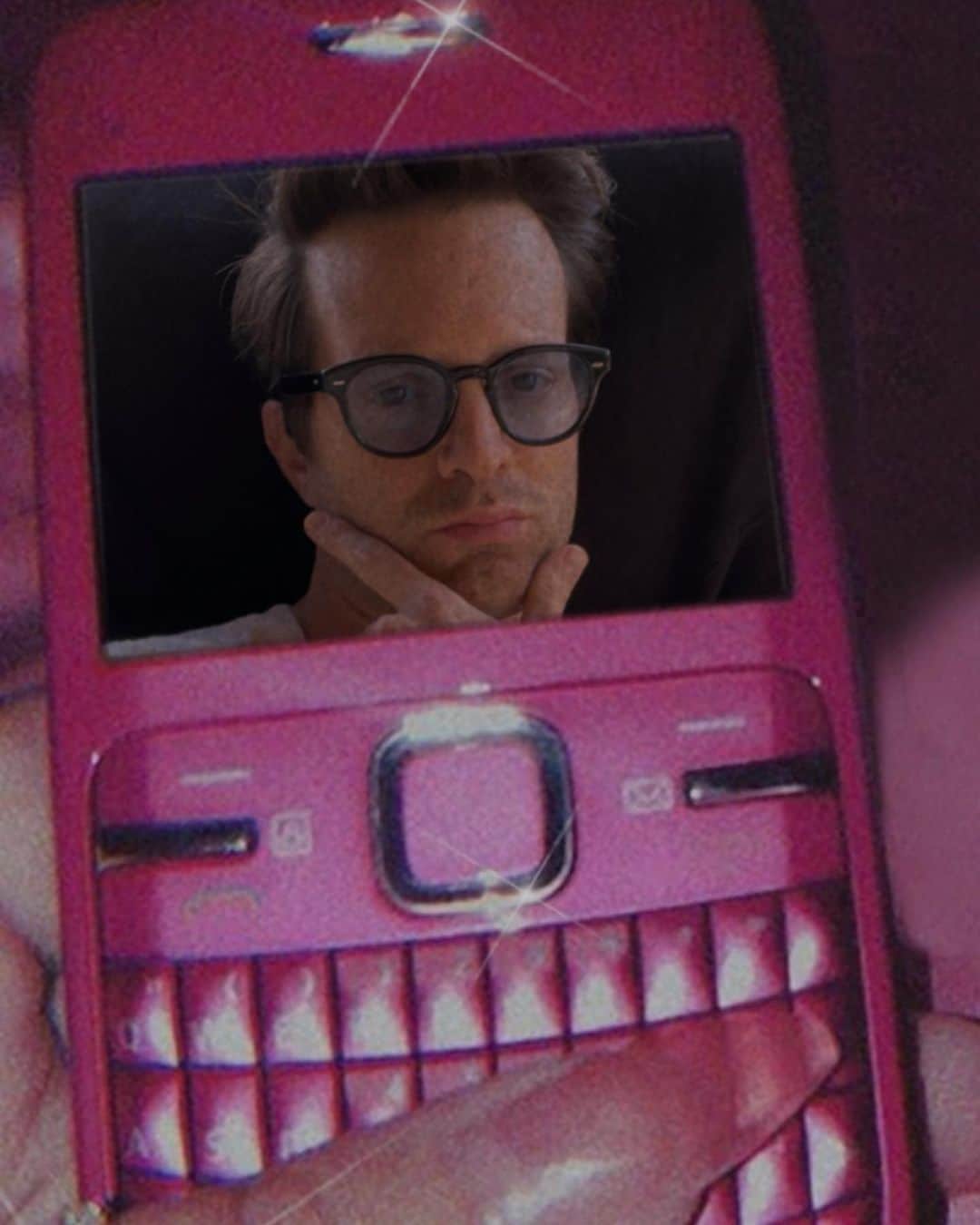 のインスタグラム：「If these dumb selfies get 50 likes I’ll drop my album next Friday.」