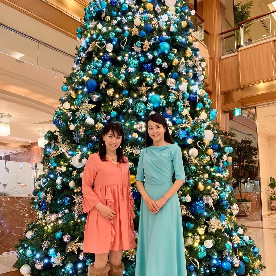 大桃美代子さんのインスタグラム写真 - (大桃美代子Instagram)「ロイヤルパークホテルのクリスマス🎄ツリーは6.5メートル。  全体が入りきりません😓  これだけ見てるだけで、華やかで心が晴れます。  ロイヤルブルーのツリーに、世界平和の願いを感じます。  今日あること、出会える奇跡。  恵まれている自分を、どう使うのか？  静かに深く、本来の自分へ。  限りある命が光る場所。  この日、この場所で、  また出会いがありました。  新しい事の始まり。  このホテルのキャッチコピーが  365日願いが叶うホテル🏨ですから、。。縁起の場所。  感謝。  @royalparkhotel.tokyo #クリスマス#365日願いが叶うホテル#水天宮#水天宮グルメ#luxuryhotel #hotelstay #funtotrip #tokyocameraclub #ロイヤルブルー#クリスマス2020 @trevary_hotels」12月13日 6時49分 - miyoko_omomo