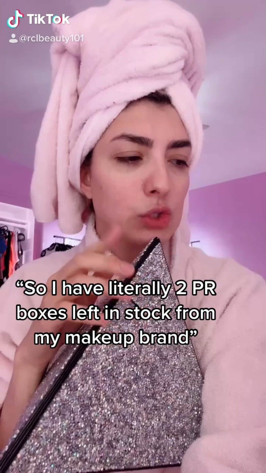 レイチェル・レビンのインスタグラム：「GIVEAWAY WITH @RCLOCOSMETICS」