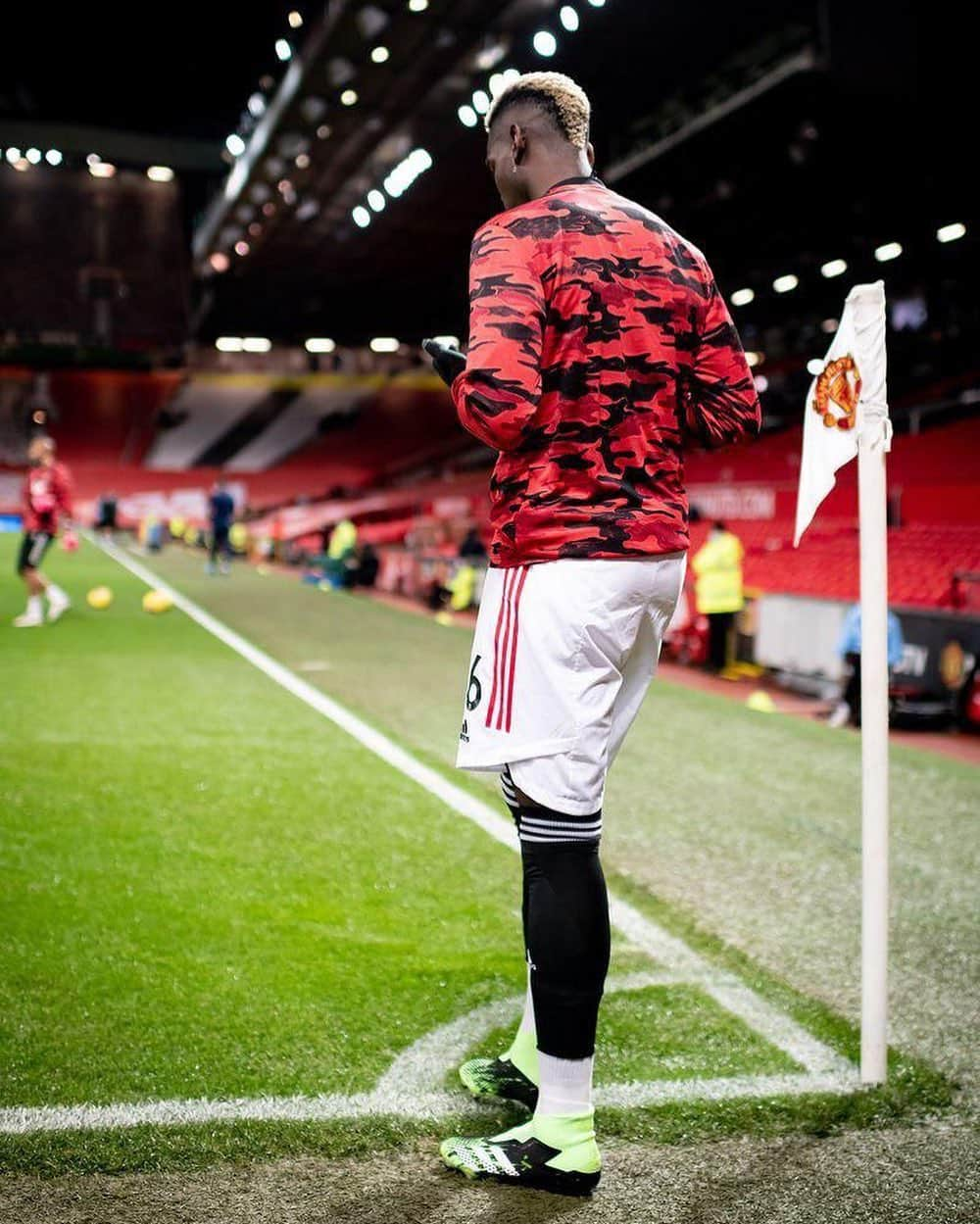 ポール・ポグバさんのインスタグラム写真 - (ポール・ポグバInstagram)「I’ve always fought and will always fight for @manchesterunited , my teammates and the fans. Bla bla is not important. The future is far, today is what matters and I am 1000% involved! Always strong together.. all has been clear between the club and myself and that will never change.  When you don’t know what’s going on inside don’t talk 🗣  #SpeakTheTruthOrRemainSilent #united #talktothehand✋🏾🤌🏾」12月13日 6時51分 - paulpogba