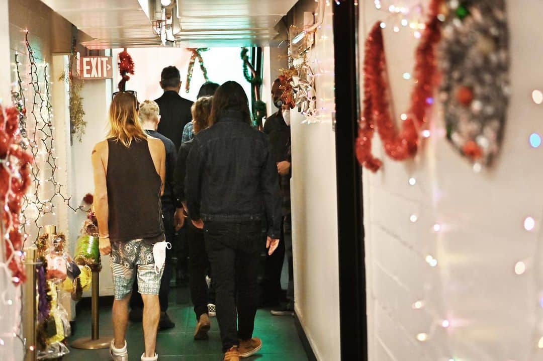 フー・ファイターズのインスタグラム：「ARE YOU READY??? 🎅  Foos are taking the @amazonmusic #HolidayPlays stage on Tuesday, Dec. 15th.   Watch on Prime Video & twitch.tv/amazonmusic」