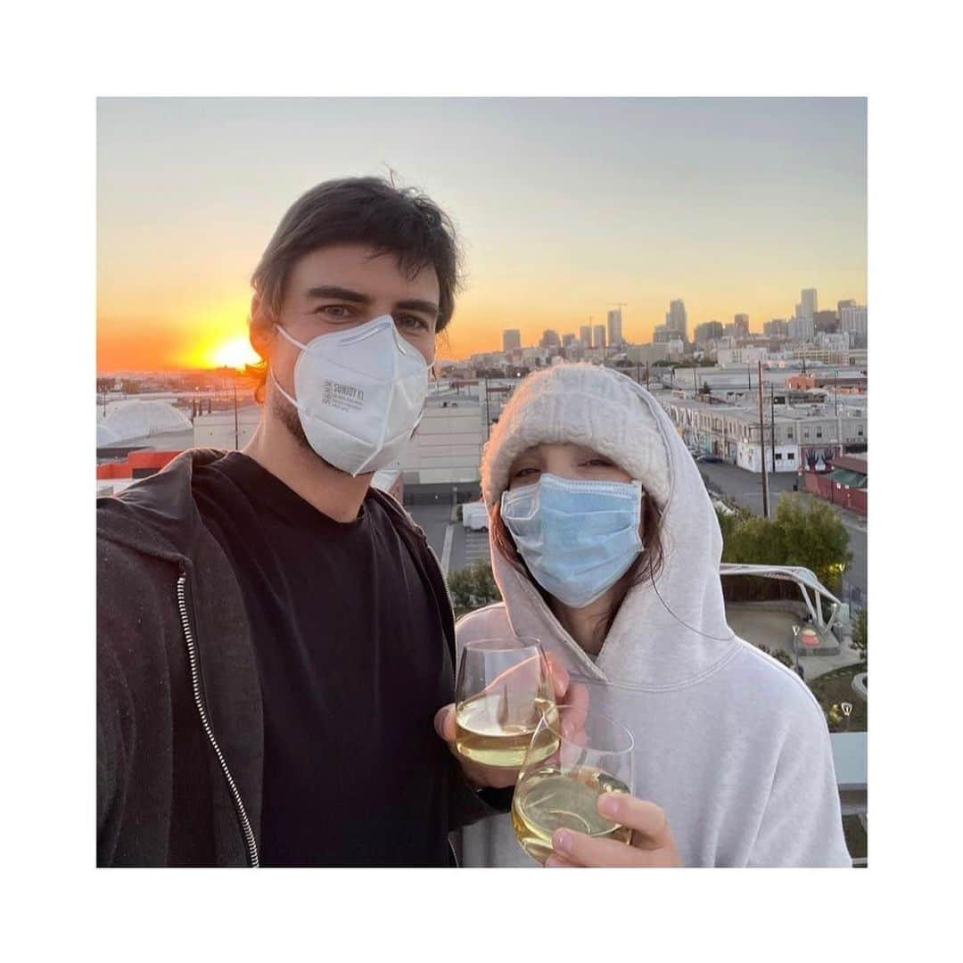 メリル・デイヴィスのインスタグラム：「Cheers to doing our part and keeping each other safe. Please mask up and stay well, everyone! 😷」