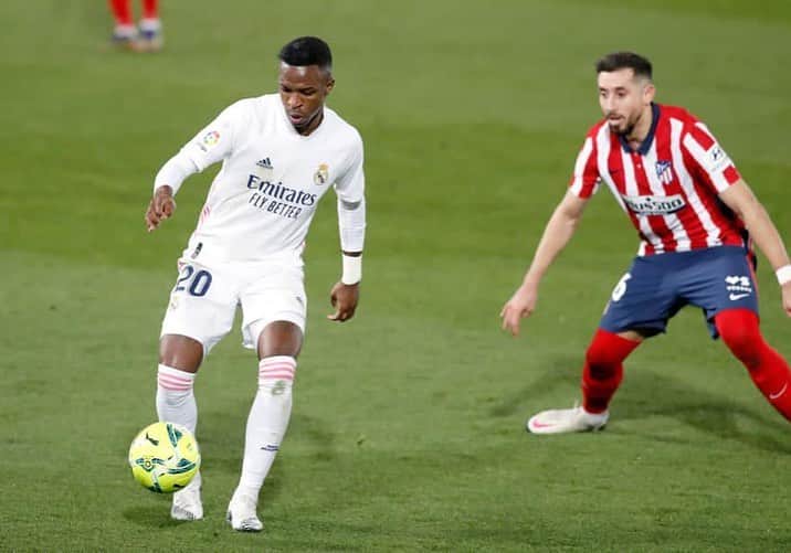 ヴィニシウス・ジュニオールのインスタグラム：「Madrid es blanca! 😁🤍 Partidazo del equipo para cerrar una gran semana!   Madrid is white! 😄🤍 A big performance to end a great week!」