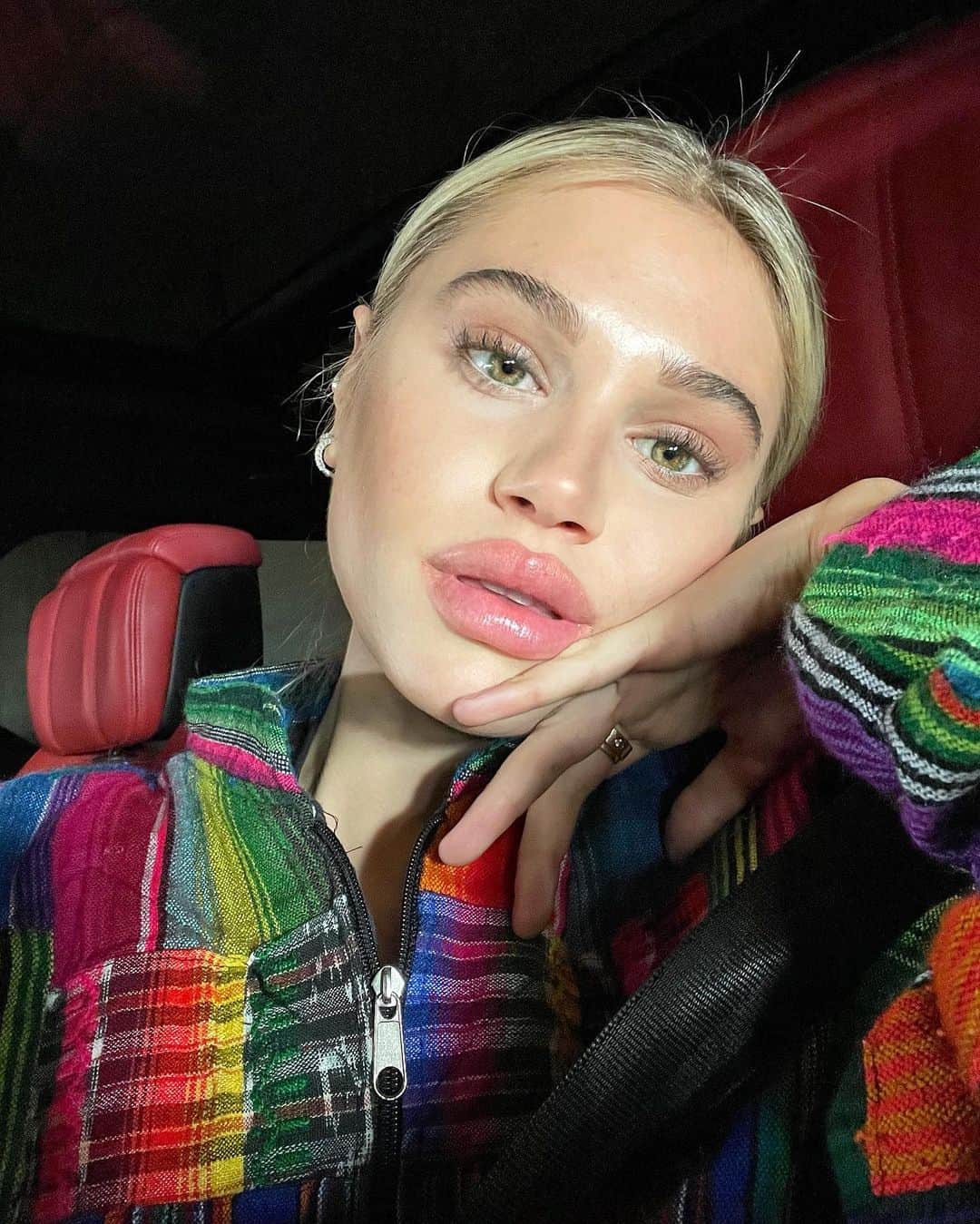 MEREDITH MICKELSONさんのインスタグラム写真 - (MEREDITH MICKELSONInstagram)「just learned how to contour my nose i feel like an imposter」12月13日 7時20分 - meredithmickelson