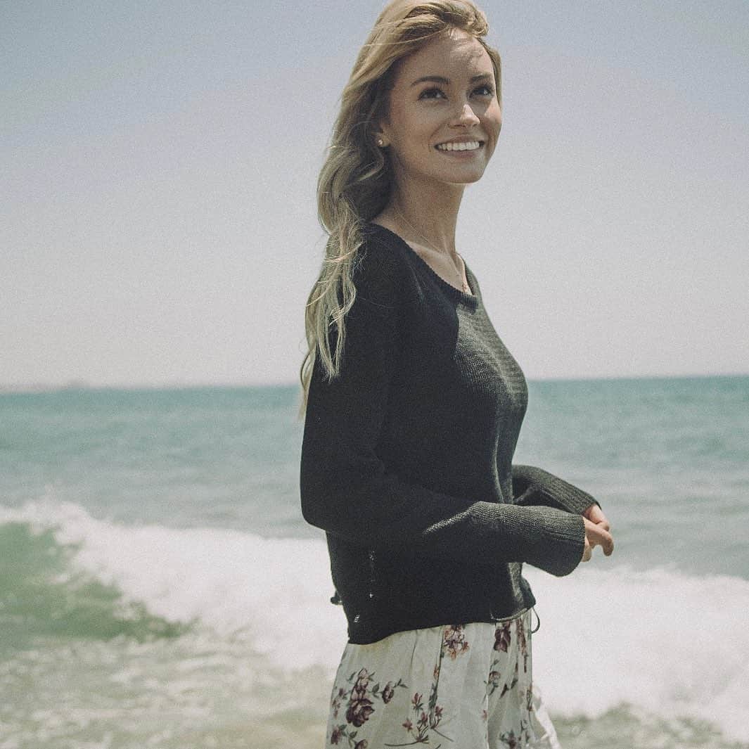 ブリアナ・ホリーのインスタグラム：「winter in California is my favorite  🌊 🤍」