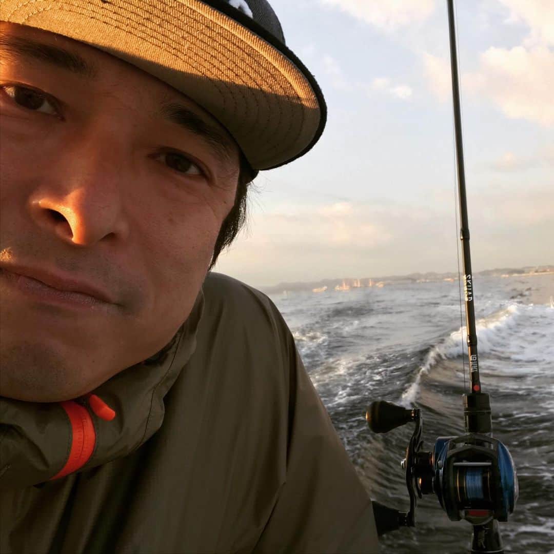 井手大介のインスタグラム：「おはヤーマン。今日はCLUE OFFSHORE GAMESでジギングのタチウオ釣り大会。この後表彰式で司会を担当します。「優勝者は、、俺！」を披露できるように頑張ります！ ロッドはLEGIT DESIGN とCLUEがコラボしたSKUADを借りたので使うのが楽しみ！早く釣りたい。 この後朝９時からYouTubeで大会の様子を生配信します。見てね！」
