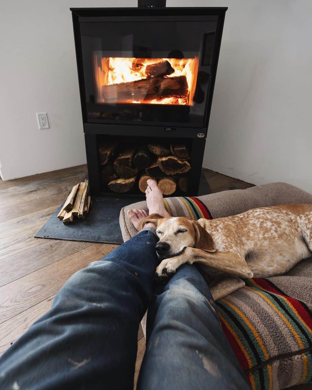 マディのインスタグラム：「This is a moment I’ve been waiting on for months! I found the exact stove I wanted when it was still mid summer and purchased it right then. It’s been sitting outside the front door patiently waiting all cozy in it’s shipping crate. I’ve walked past it each morning and I’d always say Hi to it knowing I was gonna bust my butt and build the best house I could for it.⁣ ⁣ Anyhow! That’s my attempt at describing the joy I felt building this first fire in our new home. ⁣ ⁣ I’ve always wanted a wood burning stove and here it is. I love it. ✨」