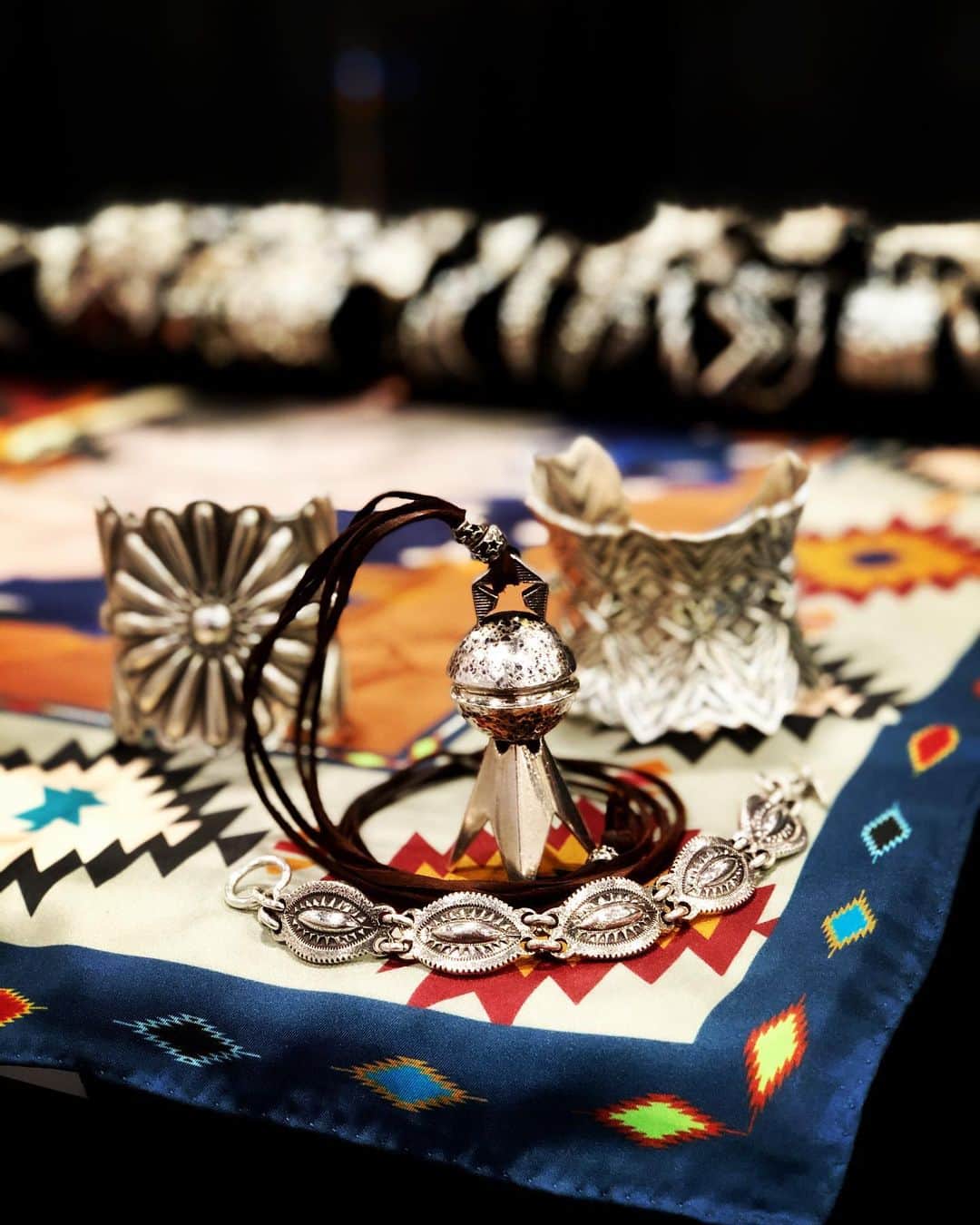 コディ サンダーソンのインスタグラム：「Two fine silver dollars were used to make this over sized squash blossom.  Link bracelet is based on a cuff I make.  #navajojewelry #silver」