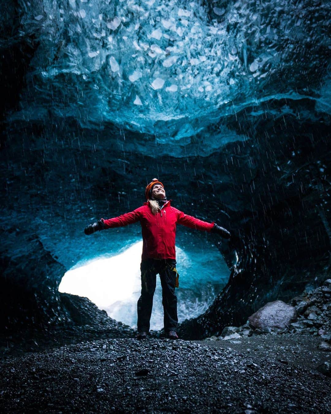 Katrin Tanja Davidsdottirさんのインスタグラム写真 - (Katrin Tanja DavidsdottirInstagram)「Ice caves: meet adventure-Kat 💥❄️💃🏼」12月13日 7時40分 - katrintanja