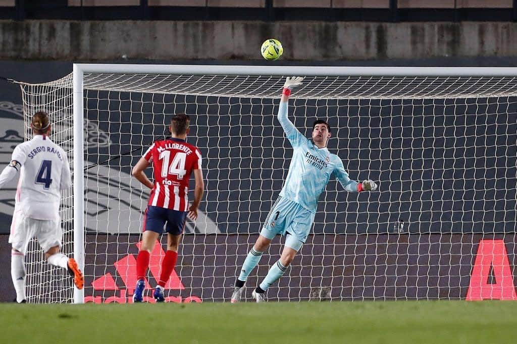 ティボ・クルトゥワさんのインスタグラム写真 - (ティボ・クルトゥワInstagram)「El derbi es nuestro!!! Gran partido para dejar los 3 puntos en casa y la portería a 0. Enorme EQUIPO! #HalaMadrid 🤍🤍🤍」12月13日 7時41分 - thibautcourtois