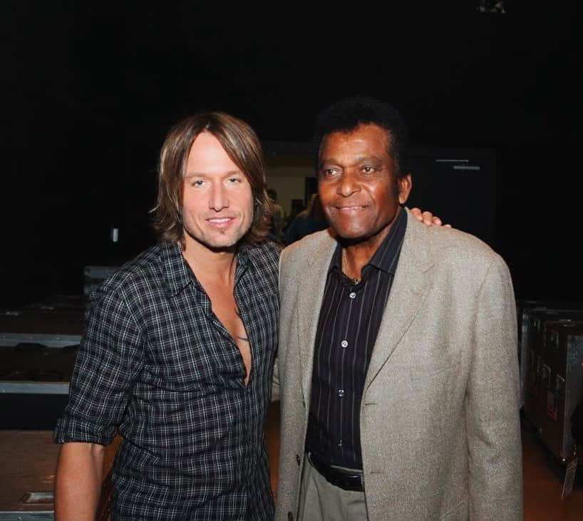 キース・アーバンのインスタグラム：「We lost a great one today. Charley was such a pioneer on so many levels, but for me he was among the first country music voices I heard on our family’s record player. I sang many of his songs in my cover band days, and so it was surreal to finally be on stage with him at our All For The Hall concert playing Kiss An Angel Good Morning. He was also one of kindest people I’ve ever met . Peace and blessings to your beautiful soul Charley - and to all of your family today 🙏 Keith」