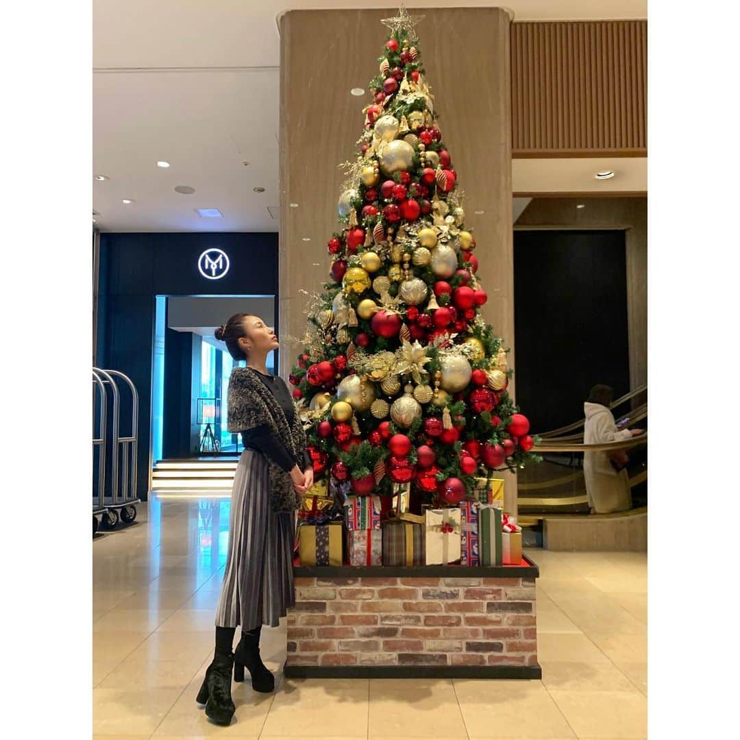 赤嶺紗羅のインスタグラム：「BIG XMAS TREE 🎄🎉💎 　 そう言えば、プレゼント🎁にサンタさん欲しい！って言って断られた事があったな〜👈笑 　 ホリデーシーズン💝は何処もかしこもキラキラ✨してて可愛い🥺 　 　  #japanesegirl #japanese #asianbeauty #makeup #christmas #christmastree #クリスマスツリー #ヒルトン大阪 #コーディネート #おだんごヘア #美容好きな人と繋がりたい #大阪メンズ脱毛 #ボディメイク #ナチュラルメイク #カラコン #大阪脱毛 #長居脱毛サロン #全身脱毛 #痩せる #ヨガインストラクター  #美肌 #メンズエステ #ヒルトン #ヨギーニ #ヨガ #ダイエット #hilton #ciel #holidayseason」