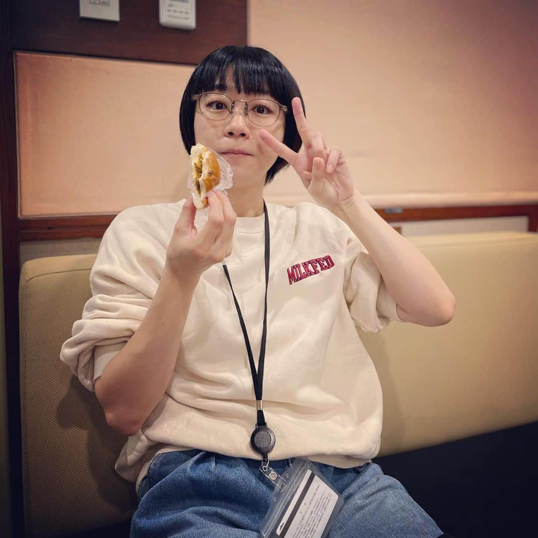 時東ぁみさんのインスタグラム写真 - (時東ぁみInstagram)「年越しは毎年恒例生放送♪ NHK FM 『年越しラジオマンジャック』 2020年12月31日16:00〜2021年1月1日1:00までの9時間生放送♪ ・ 眠くならないかな？お腹空かないかな？って毎年心配してるけど、楽しすぎてあっという間に年越すんだよね！！ ・ まだ聞いたことない方はこれから出会えるラジオマンジャックの世界を楽しんで♪ 毎週聞いててくれて、毎年一緒に年越ししてくれてる方は聞く心持ちわかるよね？w みなさんよろしくねー♪ ・ #時東ぁみ #ラジオマンジャック #nhk #nhkfm #ラジオ #生放送 #毎週土曜日 #放送 #年越し #ラジオで年越し #毎年恒例 #9時間 #家で年越し #音楽 #上質な音楽 #生演奏 #生歌 #コント #フリートーク #盛り沢山 #リスナー さん #メール待ってます 写真は生放送前の腹ごしらえメガネ🤓w photo by P」12月13日 8時02分 - amitokito