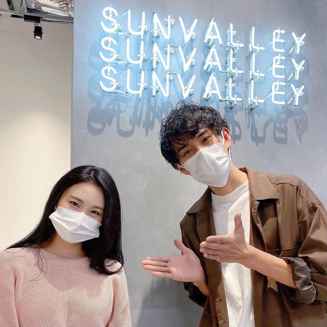 鈴木芳奈のインスタグラム：「役のためブラックヘアーに変身☺︎ 黒髪ちゃんひさびさ ＼おはようございます／ #役者 #俳優 #女優 #山形出身 #ウイントアーツ #act #actor #actress #wintarts #サンバレー #sunvalley #福永太一 さん #hair #beauty #hairsalon」