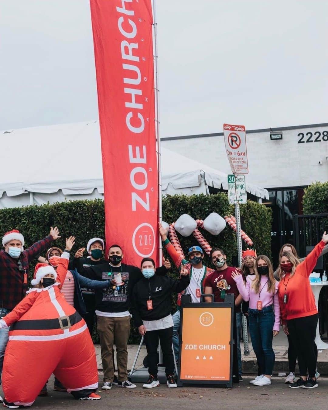 ジョーイ・ライアンのインスタグラム：「Feeling blessed to spend the morning with this team at Zoe Cares Toy Drive. Thankful to the city of Los Angeles to allow us to safely distribute toys to more than 500 children in our community.」