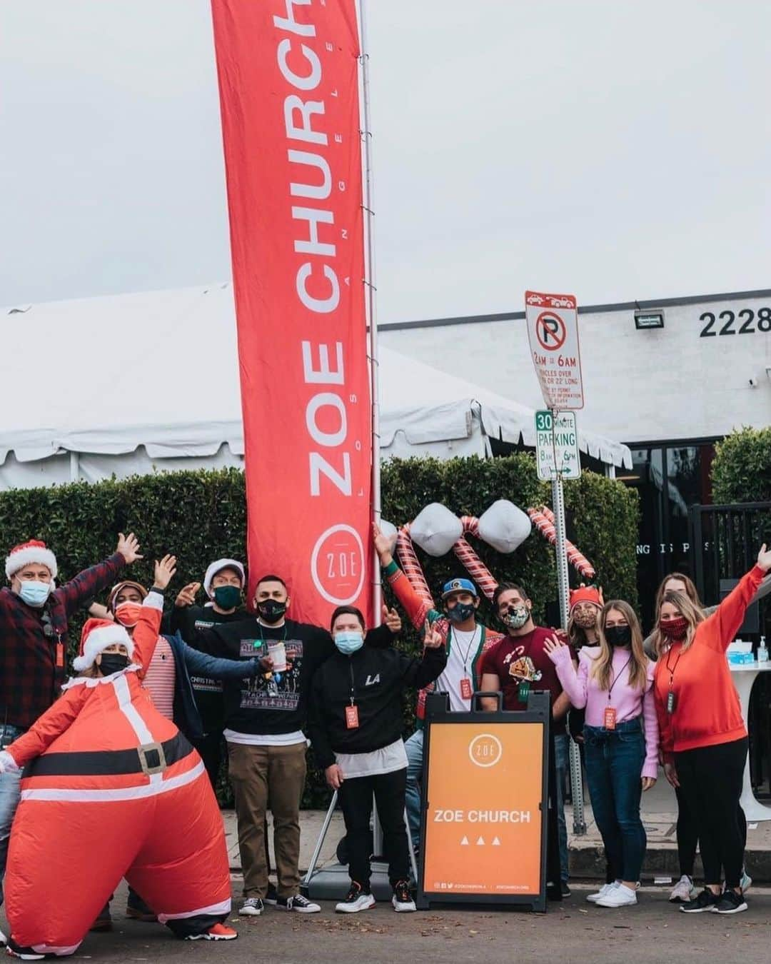 ジョーイ・ライアンのインスタグラム：「Feeling blessed to spend the morning with this team at Zoe Cares Toy Drive. Thankful to the city of Los Angeles to allow us to safely distribute toys to more than 500 children in our community.」