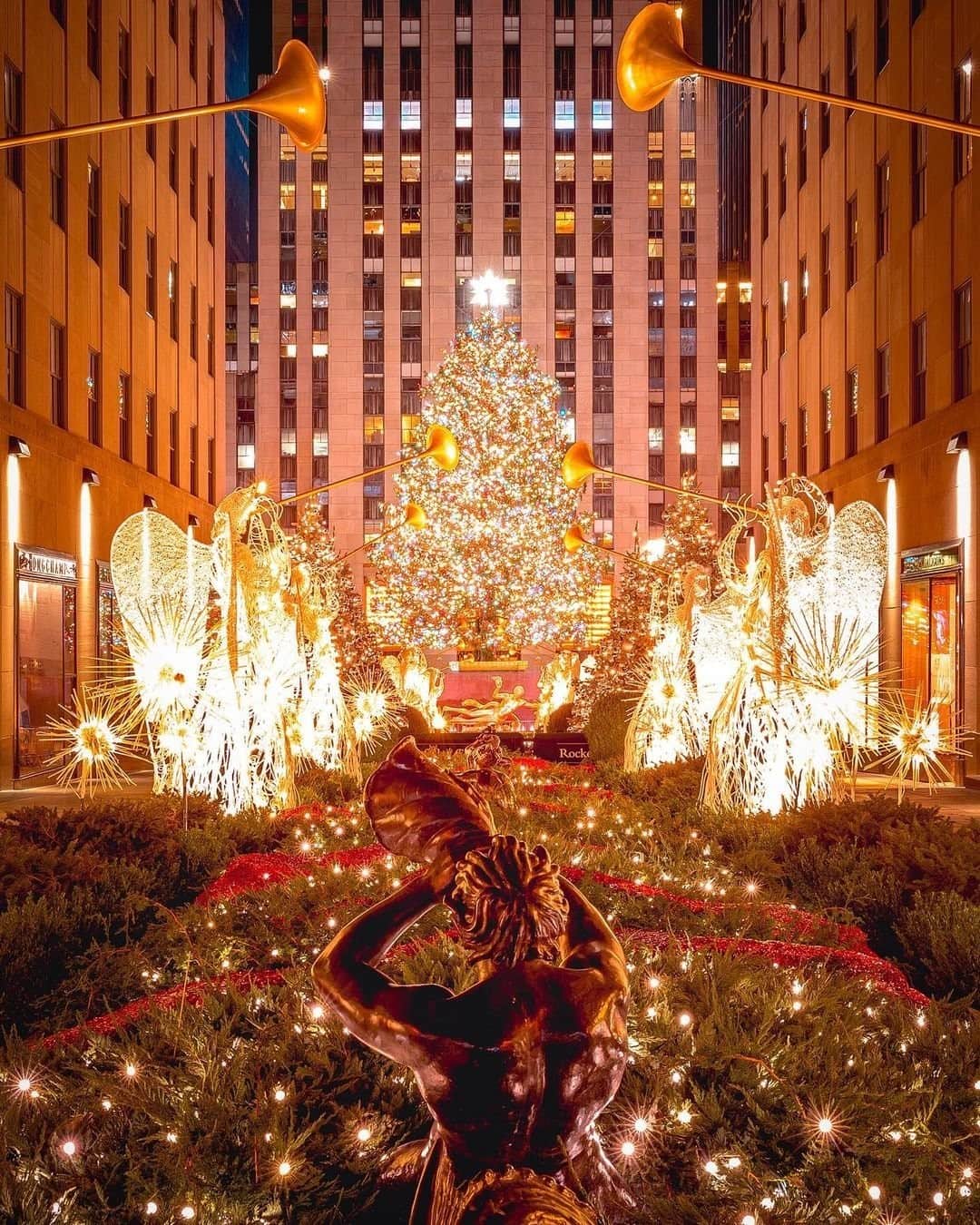 Travel + Leisureさんのインスタグラム写真 - (Travel + LeisureInstagram)「The annual lighting of the Rockefeller Center Christmas tree kicks off the holiday season in New York City, which is as magical and joyous as the movies make it out to be. The tree made its grand debut last week, but planning ahead may be required to see it in person this year. Click the link in our bio to learn how to plan your visit. #tlpicks courtesy of @212sid」12月13日 8時10分 - travelandleisure