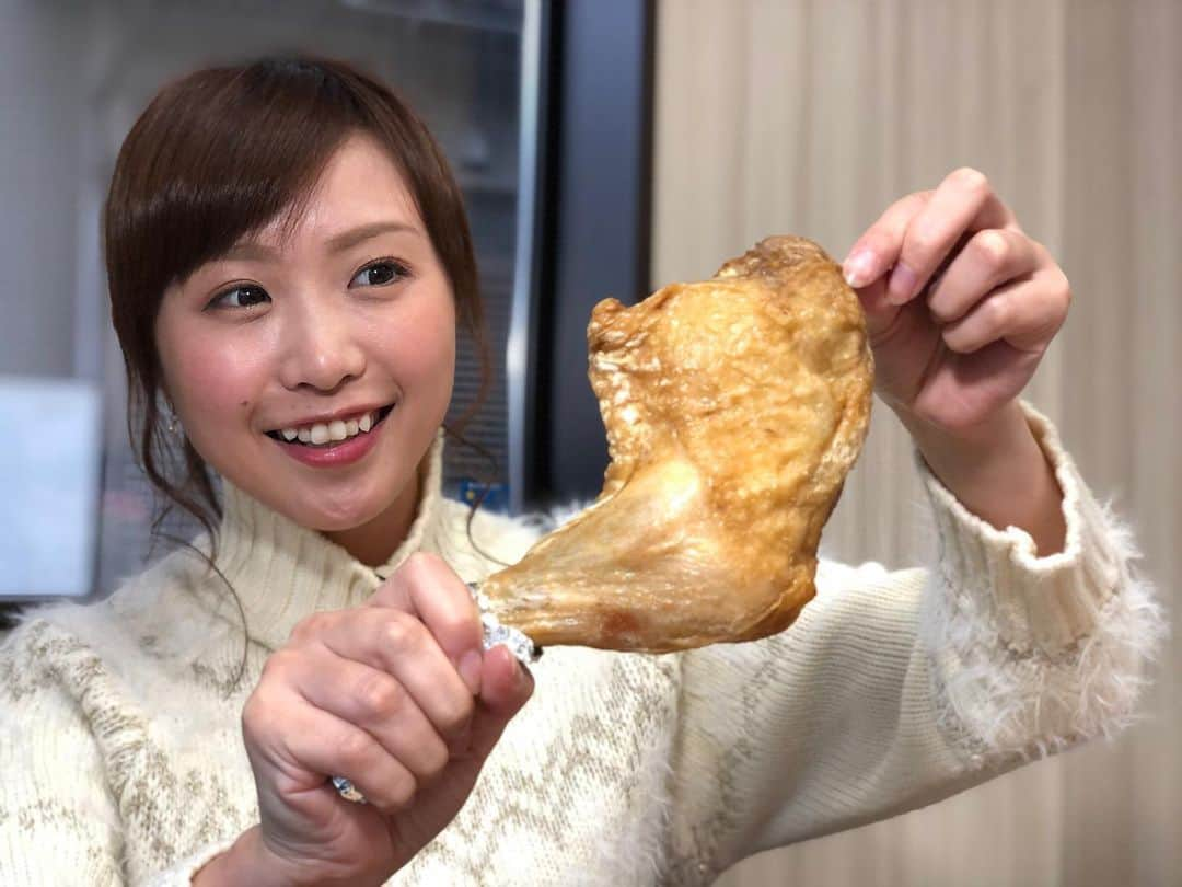 南條早紀さんのインスタグラム写真 - (南條早紀Instagram)「大きなチキン❤️ . からあげ特集で取材させていただいた 肉幸房・澤田鶏肉専門店さんの“とり足” スーパーBIG😳‼️ . 油で揚げて、塩胡椒のみで味付けという 超シンプルなからあげだけれど 鶏肉専門店ということで、 お肉の美味しさが段違い…！ . かぶりつくと、皮はパリパリ、 お肉はぷりんぷりんで、 じゅわっと溢れ出すとりの旨味… 本当にほんとうに美味しかった🥺❤️ . 沢田さんご家族の温かさがこれまた 幸せを感じさせてくれるお店のからあげでした♪ . . #富山県 #高岡市 #高岡 #toyama #takaoka #富山グルメ #高岡グルメ #グルメ #からあげ #とり足 #チキン #フライドチキン #鶏肉専門店 #澤田鶏肉専門店 #美味しい #おいしい #美味しいもの #肉 #素揚げ #鶏肉 #クリスマス #クリスマスチキン #アナウンサー #女子アナ #南條早紀 #なんじょうのにちじょう #🍗 #🎄 #❤️」12月13日 19時04分 - nanjo_saki