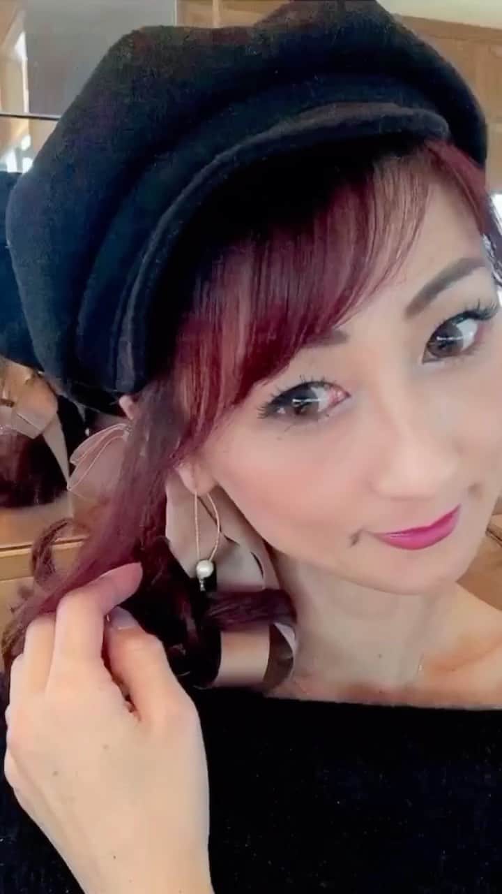 のインスタグラム：「⭐︎⭐︎⭐︎ #𝙃𝙤𝙡𝙞𝙙𝙖𝙮♡ ・ お友達待ち〜 の間にReel 💕 ・ ・ 天然石のキラキラ感✨ ストーリーにアップしてるから見てね❣️ ・ ・ ・ 𝚖𝚢 𝚊𝚌𝚌𝚎𝚜𝚜𝚘𝚛𝚢 𝚋𝚛𝚊𝚗𝚍 𝐞 𝐜 𝐥 𝐢 𝐬 𝐢 𝐚 ［ エクリシア ］からの新作です✨ @eclisia_official ・ ・ ⭐︎⭐︎ 𝙉𝙚𝙬 𝘼𝙧𝙧𝙞𝙫𝙖𝙡 ⭐︎⭐︎ 《 天然石&バックパールピアス 》 大人の女性にぴったりの #天然石 を使用したピアスになります😌✨ ・ こちらは 𝚌𝚒𝚝𝚛𝚒𝚗𝚎 ≪ シトリン ≫ ・ #幸運の石 💛と呼ばれ 太陽のエネルギーを持つパワーストーン 金運・財運を呼び、繁栄と富貴をもたらします。理想を現実にする石😌✨ ・ ・ ・ 天然石は全4種類あります。 直感を信じて選んでみてくださいね💕 ・ ・ ・ ・ 【アクセサリー公式アカウント】 @eclisia_official  も作成しておりますので、プロフィールの URL よりご覧頂けます😌💕 ・ ・ ・ #eclisia #エクリシア #新作 #アクセサリー #accessory #デザイン #アクセサリー作家 #アクセサリー好き #アクセサリー好きさんと繋がりたい #大人可愛い #ピアス #天然石 #パワーストーン #シトリン #ペリドット #ブルートパーズ #ローズクォーツ #パール #休日 ＃休日の過ごし方 #モデル #秘書 #インフルエンサー」