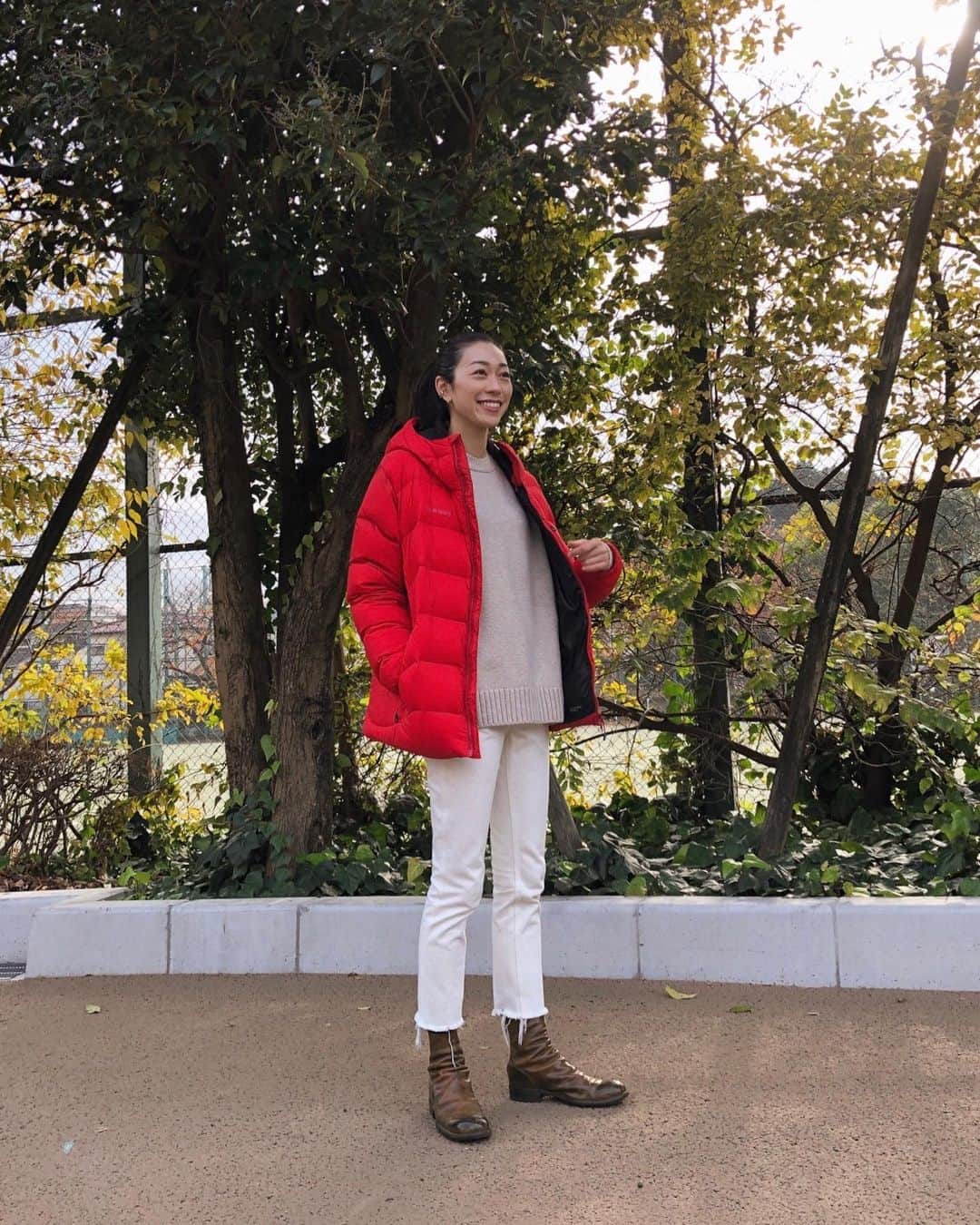 熊澤枝里子さんのインスタグラム写真 - (熊澤枝里子Instagram)「めっきり寒くなって最近はダウンをしょっちゅう着てる🧥 @mammut_japan のこの赤ダウンが軽くてあったかくて最高！メンズサイズがシルエット的にも好み😍 @guidi_community のブーツはもう10年近く履いてる大のお気に入り❤️👞 着心地最高の上質肌触りニットは @batoner_japanmade 🧶 ・ ・ ・ #クマフク #ootd」12月13日 19時05分 - kumazawa_eriko