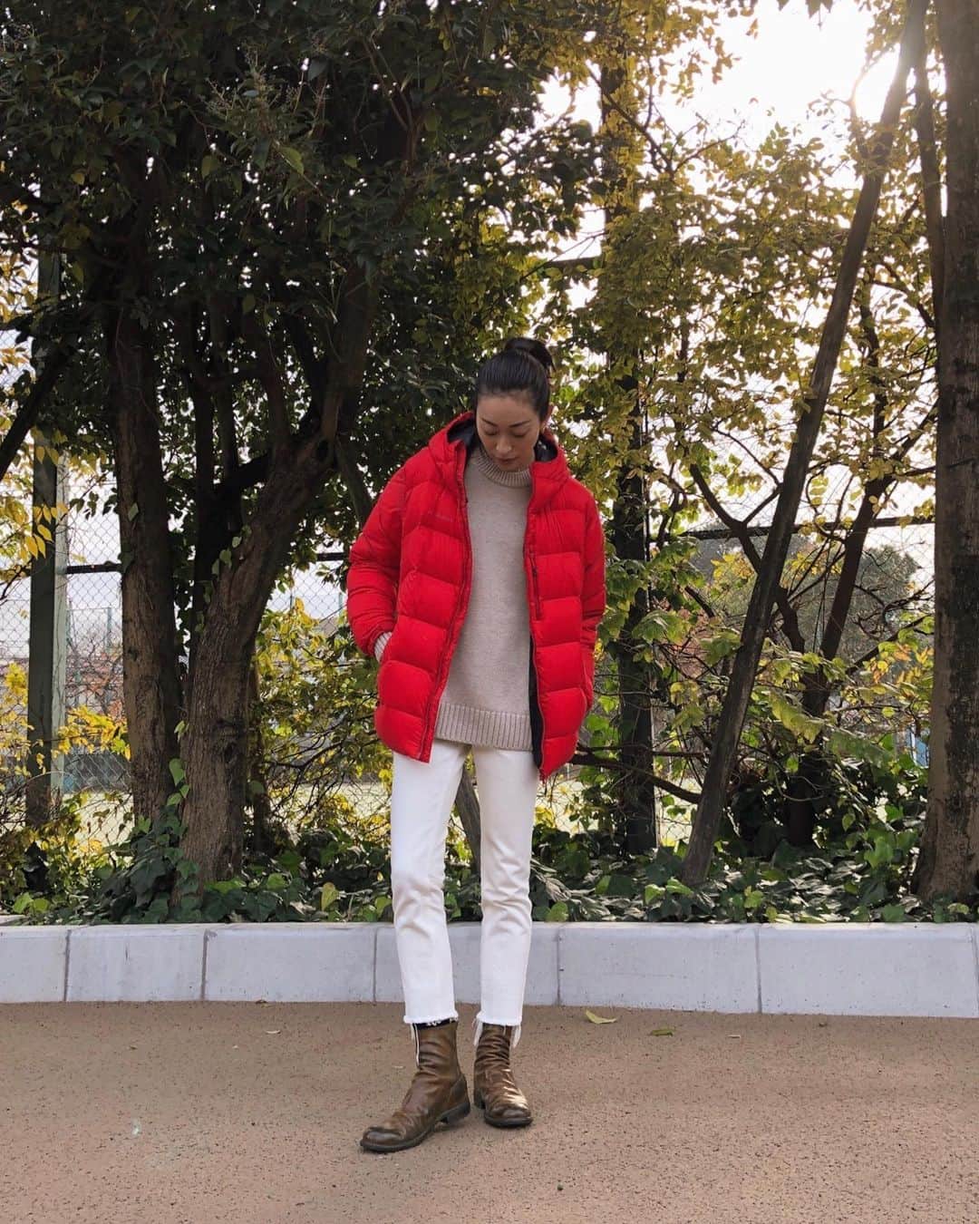 熊澤枝里子さんのインスタグラム写真 - (熊澤枝里子Instagram)「めっきり寒くなって最近はダウンをしょっちゅう着てる🧥 @mammut_japan のこの赤ダウンが軽くてあったかくて最高！メンズサイズがシルエット的にも好み😍 @guidi_community のブーツはもう10年近く履いてる大のお気に入り❤️👞 着心地最高の上質肌触りニットは @batoner_japanmade 🧶 ・ ・ ・ #クマフク #ootd」12月13日 19時05分 - kumazawa_eriko