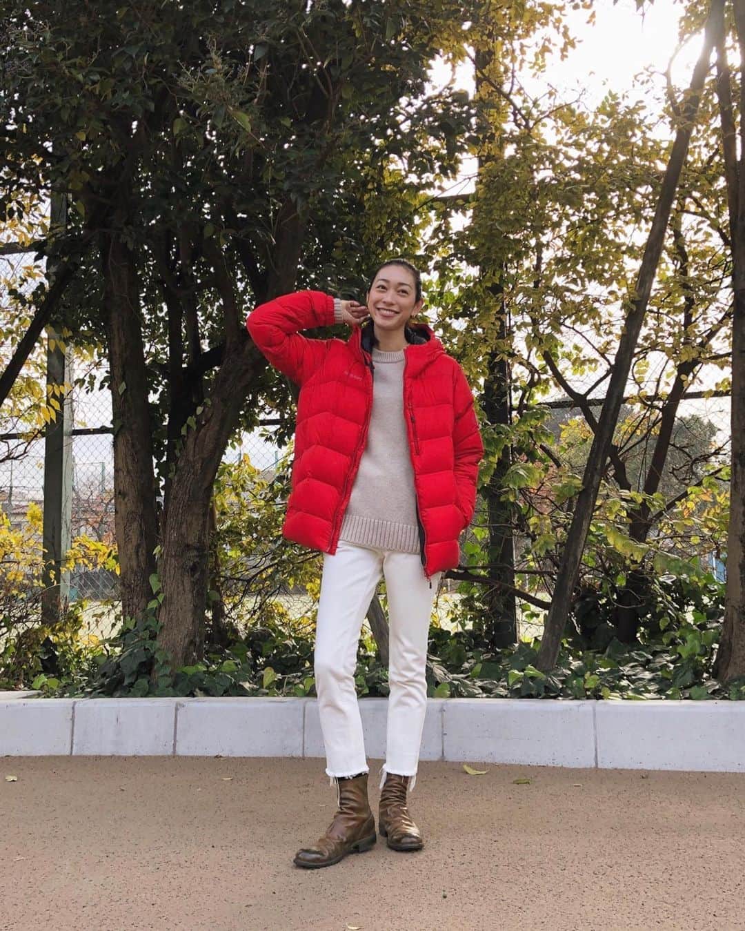 熊澤枝里子さんのインスタグラム写真 - (熊澤枝里子Instagram)「めっきり寒くなって最近はダウンをしょっちゅう着てる🧥 @mammut_japan のこの赤ダウンが軽くてあったかくて最高！メンズサイズがシルエット的にも好み😍 @guidi_community のブーツはもう10年近く履いてる大のお気に入り❤️👞 着心地最高の上質肌触りニットは @batoner_japanmade 🧶 ・ ・ ・ #クマフク #ootd」12月13日 19時05分 - kumazawa_eriko