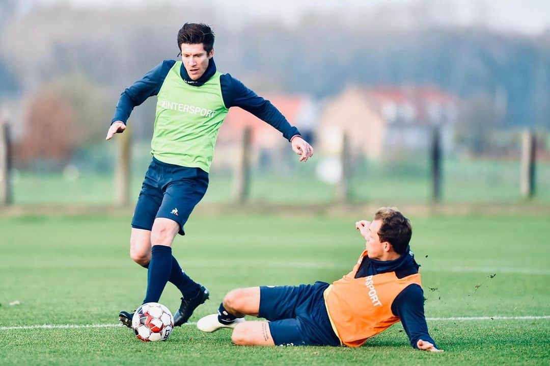 セバスチャン・ポコニョーリのインスタグラム：「⚽️🔋 @rusg.brussels @sennelynen  @l_lefebvre_sports 📸」