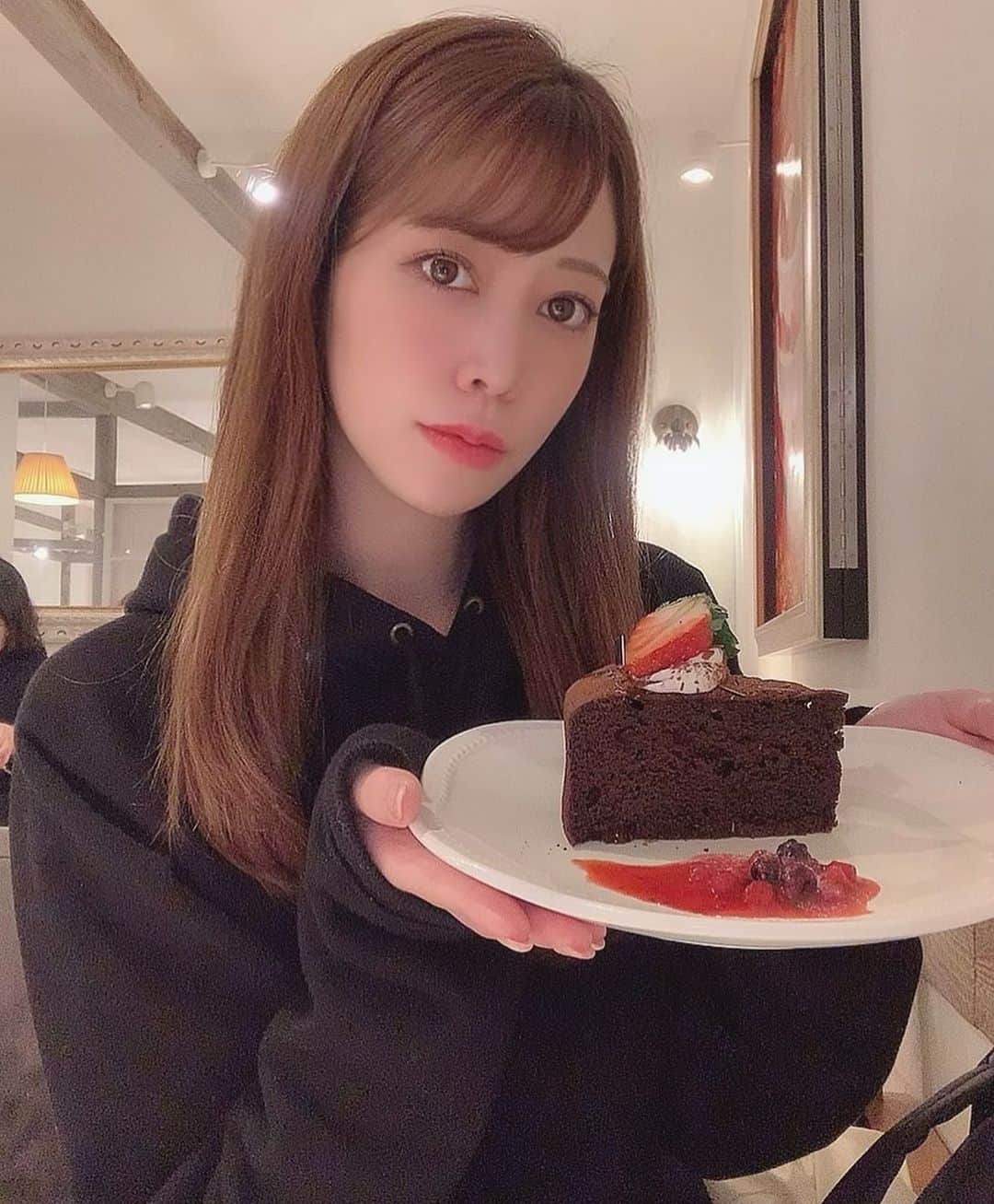 のインスタグラム：「．     なんでチョコって こんなに美味しいんだろう…🍫💕     ．」