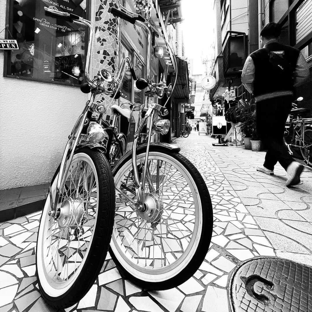 naotakeのインスタグラム：「路地 - An alley / iPhone 12 Pro Max & Snapseed, 20201214 . . 厚焼きたまご焼きのサンドイッチを食べてみた。美味しかったが（私が食べたのは）たまご焼きが甘くないのはまったく予想外だった。 . . #spicollective #royalsnappingartists #infamous_family #rsa_main #infinity_photo_cult #2_fineart #jp_gallery_member #jp_gallery_bnw #trb_bnw #wp_bnw  #bnw_life #bnwlife_member #bnw_life_shots #bnw_captures #world_bnw #top_bnw #team_jp_ #team_jp_モノクロ #ig_energy_bw #ig_nihon #streetphotographybnw #igersjp #blackandwhite #bnw #bnwphoto #monochrome #bw #bnwphotography #ShotOniPhone #shotoniphone12promax」