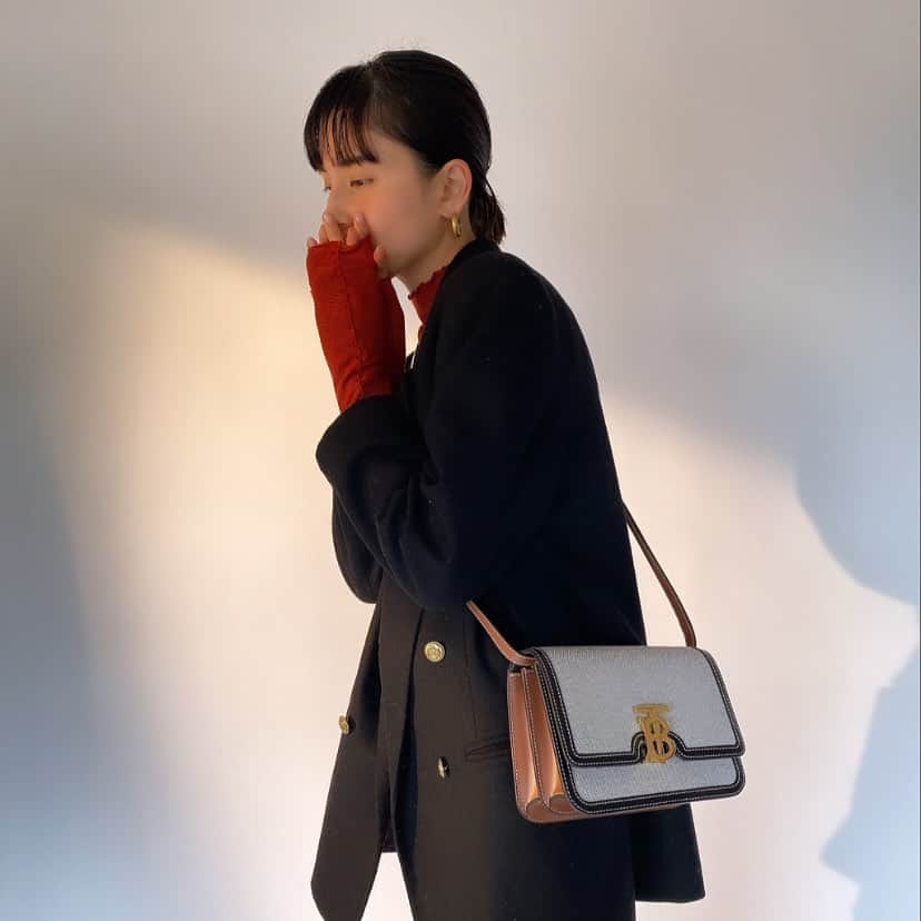 ラブリのインスタグラム：「新しいバックはバーバリー。  for @burberry  #thetbbag  Designd by @riccardotisci17 💛」