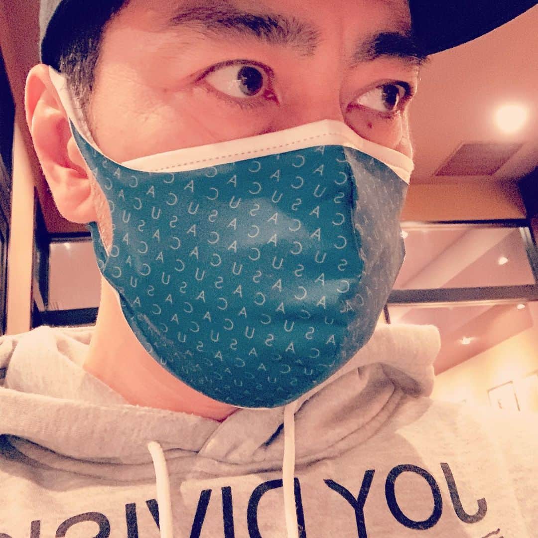 のインスタグラム：「冬だし。 感染者も過去最高更新してるし。 だからマスクも重ね着です。 使い捨て不織布マスクの上に フリムンシスターズの衣装を手掛けられた安野ともこさんにいただいたブランドマスク。 最近ずっとこのスタイル。」