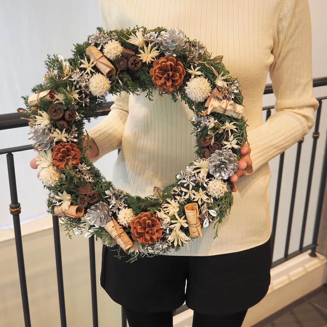 杉下理世のインスタグラム：「いよいよクリスマスリースの販売受付が12/15で締め切りになります🎄✨ 定番の商品ではなかったものの、オーダーでご注文頂いたシルバーリースがすごく気に入ってしまって🤍🤍 来年は定番にしようと決めました♡ パーツ盛り盛りなのも可愛いすぎて💕  #クリスマスリース #もうすぐクリスマス #リース #クリスマスデコレーション #christmasdecorations #christmaswreath #christmasdecor #christmaspresent #merrychristmas」